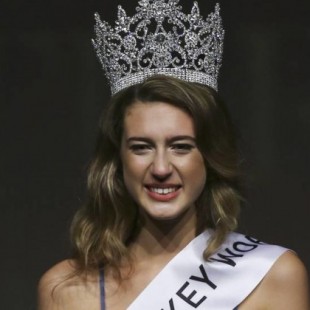 Piden cárcel para Miss Turquía por bromear con su regla: "Sangro por las víctimas del golpe"