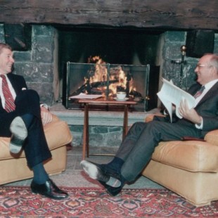 Reagan y Gorbachov acordaron pausar la Guerra Fría en caso de una invasión alienígena (ENG)