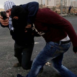 Jerusalén: Un fotógrafo de Reuters captura el momento en que un agente israelí de incógnito le apunta con una pistola