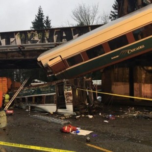 Un tren descarrila en un puente de Washington y cae sobre una autopista (ENG)