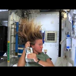 ¿Cómo lavar tu cabello en el espacio?