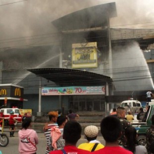 Al menos 37 muertos en un incendio en un centro comercial del sur de Filipinas