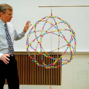 Experimento: la conservación del momento angular en una esfera de Hoberman
