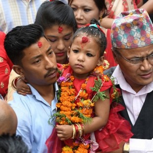 La nueva 'diosa viviente' de Nepal tiene 3 años y no podrá tocar el suelo