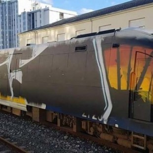 Unos grafiteros paran un tren de Feve en Moeche para hacer grafitis