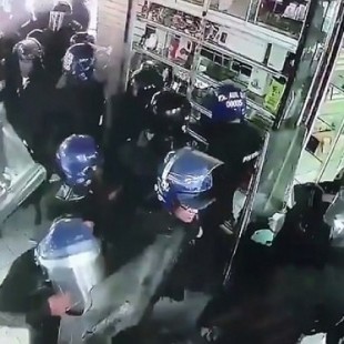 ¡Llamad a la policía! La policía antidisturbios cogidos en CCTV saqueando teléfonos y artilugios  en una tienda(Eng)