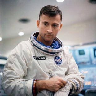 Muere John Young, el astronauta que más tiempo estuvo en activo