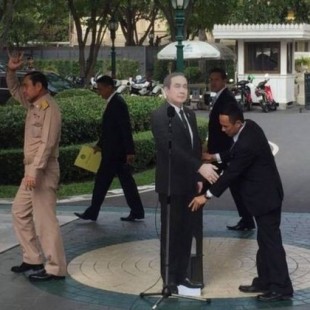 El primer ministro de Tailandia deja un silueteado de cartón de sí mismo para evitar preguntas (ENG)