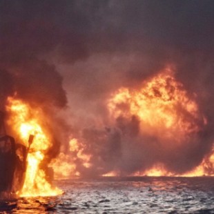 El petrolero iraní que chocó contra un carguero en China se hunde tras una fuerte explosión