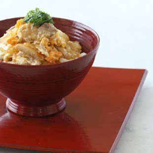 Oyakodon, un plato japonés con huevo, cebolla, pollo y arroz