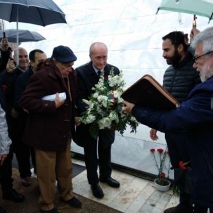 El PP de Málaga, un ‘rara avis’ que homenajea a los represaliados republicanos en el mayor cementerio del franquismo