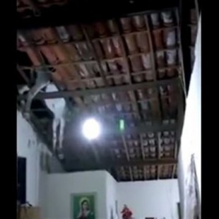 Un burro perfora el tejado de una casa brasileña y se queda colgado
