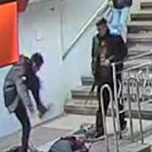 Detienen a un joven de 18 años por una brutal agresión a un hombre en el metro de Barcelona
