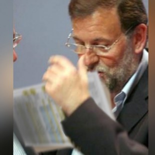 Un hombre fuerza a Mariano Rajoy a besar los papeles de Bárcenas
