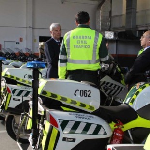 Guardias civiles critican que un cura bendiga sus motos: "Es el NODO en el siglo XXI"
