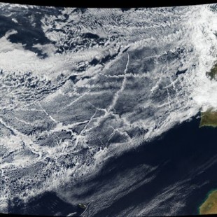 Imagen del Día de la NASA: Trazos de nubes y contaminación de naves que cruzan el Atlántico frente a Portugal y España