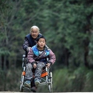 Todos los días, esta anciana de 76 años camina 24 kilómetros para llevar a su nieto discapacitado al colegio