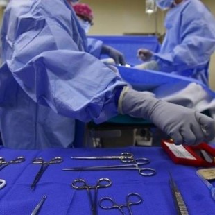Demanda a su cirujano por olvidar en su vientre cinco gasas y un guante tras una operación quirúrgica