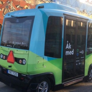 El primer autobús autónomo y sin conductor inicia sus pruebas en Estocolmo