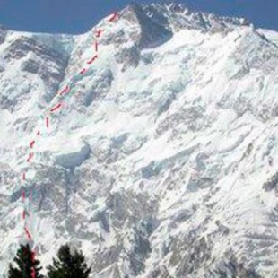 Un equipo de rescate asciende el Nanga Parbat, en el Himalaya paquistaní, en busca de dos escaladores atrapados a 7.000