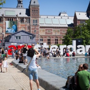 La medida de Ámsterdam para detener la turistificación: prohibir las tiendas que rotulen en inglés