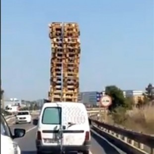 Identificado un conductor por transportar una veintena de palés apilados en el techo de su furgoneta en Paterna