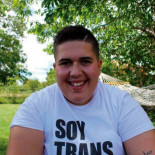 Alan es transexual y su instituto le obliga a participar en una obra de teatro tránsfoba