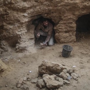 Un joven palestino descubre 9 tumbas romanas en el patio trasero de su casa