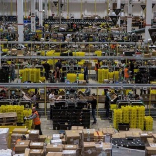 Amazon patenta un brazalete que sigue los movimientos de los trabajadores