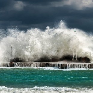 ¿Tormenta perfecta?: Una ola gigante se "traga" un buque cerca de la Antártida