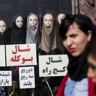 Unas 30 mujeres detenidas en Irán por quitarse el velo en público