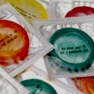 Roban 300 consoladores, 80 vaginas artificiales y más de 500 preservativos en una tienda de Almería
