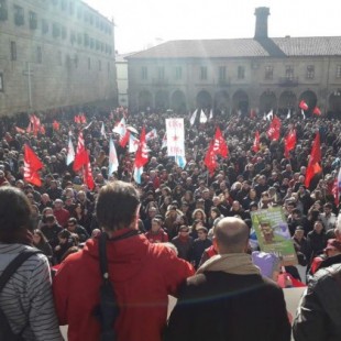 Miles de personas protestan en Santiago contra los "recortes" en sanidad y la reforma sanitaria gallega