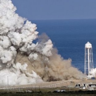 El propulsor central del Falcon Heavy se estrella al aterrizar