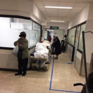 Más de 20 pacientes, algunos graves, desperdigados por los pasillos de las urgencias del hospital compostelano [GAL]