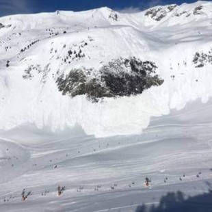 Un esquiador graba un alud gigante en la estación de esquí Baqueira-Beret