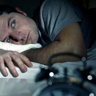Despertarse a media noche puede tener consecuencias preocupantes para tu salud