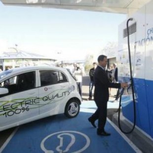 Las empresas presionan para meter en el recibo la red de carga del coche eléctrico