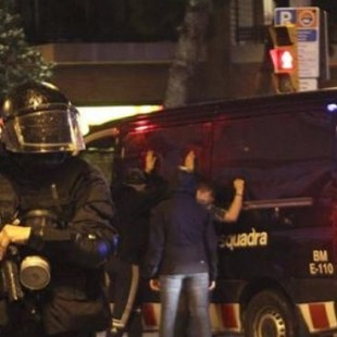 Piden quince años de cárcel para siete mossos por agredir a manifestantes de Can Vies