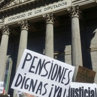 Los pensionistas rompen el cordón policial que protege el Congreso de los Diputados