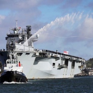 El portahelicópteros anfibio HMS Ocean regresa a Plymouth para causar baja