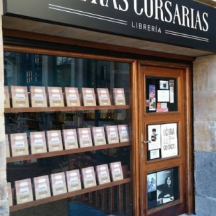 Una librería de Salamanca llena su escaparate de ‘Fariña ‘(y se la quitan de las manos)