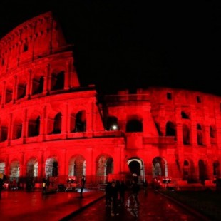 El Coliseo de Roma se ilumina de rojo para protestar contra la ley de blasfemia en Pakistán