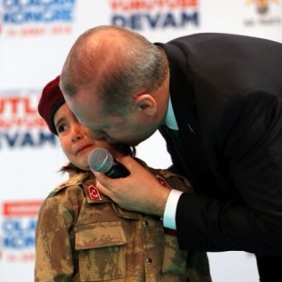 Erdoğan utiliza a una niña en uniforme militar, y dice que está lista para el 'martirio' [ENG]