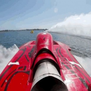 Existe una competición tan peligrosa que el 85% de los que lo intentaron murieron: récord de velocidad sobre agua