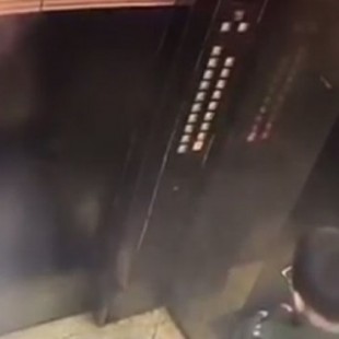 Un niño queda atrapado en un ascensor tras orinar en el panel de control