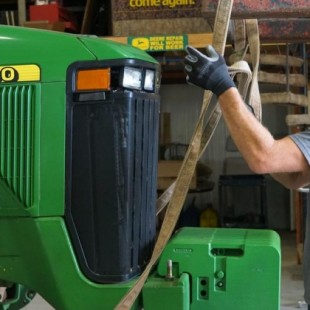 Los granjeros hackeando tractores están liderando una revuelta contra los monopolios de reparación de las Big Tech [EN]