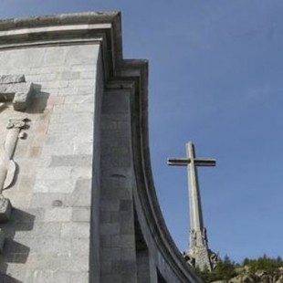 Eurodiputados visitan el Valle de los Caídos para denunciar la situación de impunidad y apología del franquismo