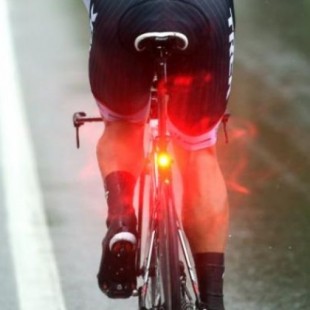 Usar luces parpadeantes en tu bici es motivo de multa