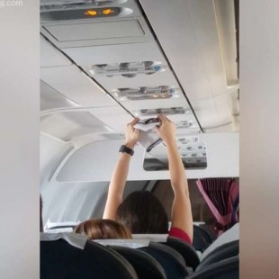 Pasajera seca su ropa interior dentro del avión